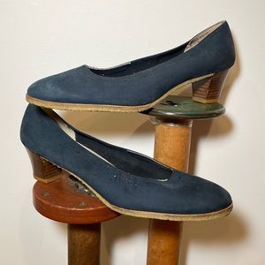 SALVATORE FERRAGAMO Perforated Leather Heels NAVY / 9AA Narrow